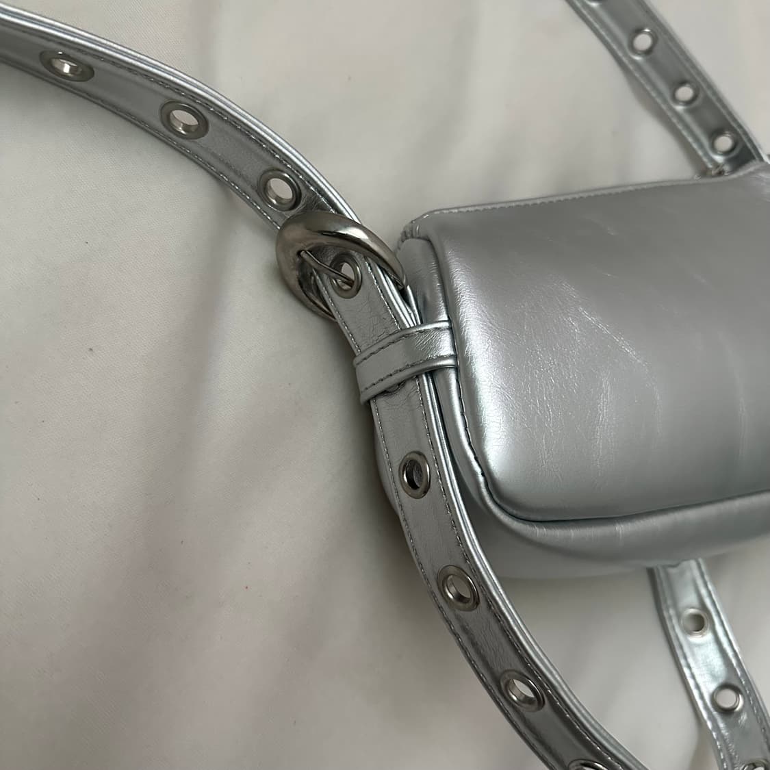 일리고 에이티피컬 포켓 백 실버 상품이미지4