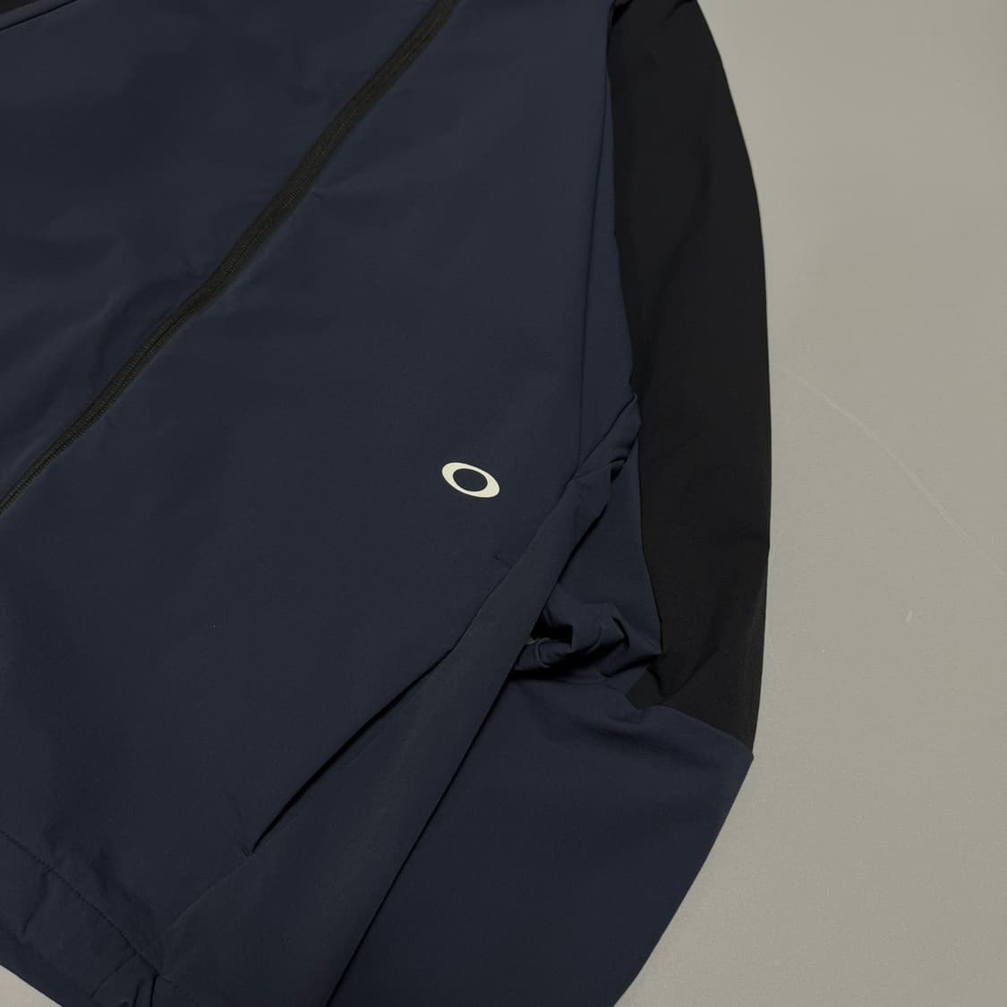 오클리(OAKLEY) 블랙 네이비 코듀라 폴리아미드 후드 윈드브레이커 상품이미지4