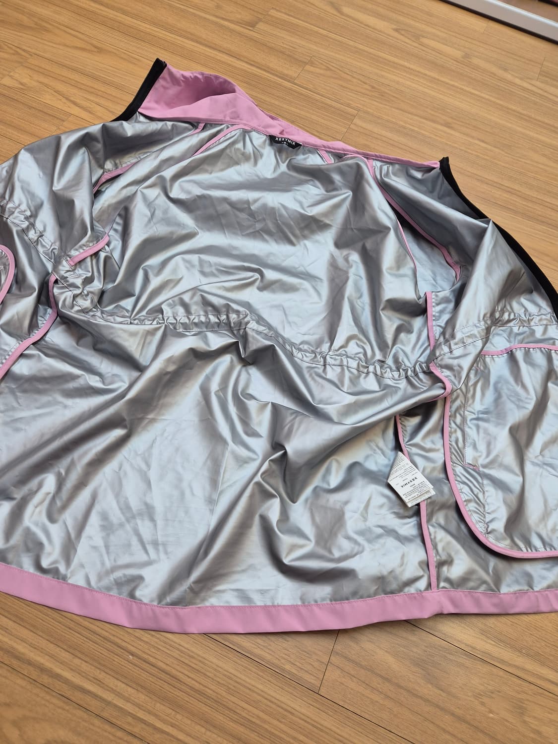 젝시믹스 핑크색 바람막이 M사이즈 판매합니다. 100% 폴리에스터 소재로 상품이미지4