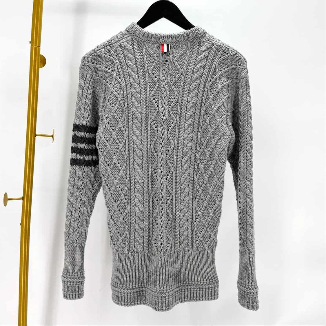 [40사이즈] 톰브라운 아란 케이블 사선 니트 그레이 (FKA276A) 상품이미지4