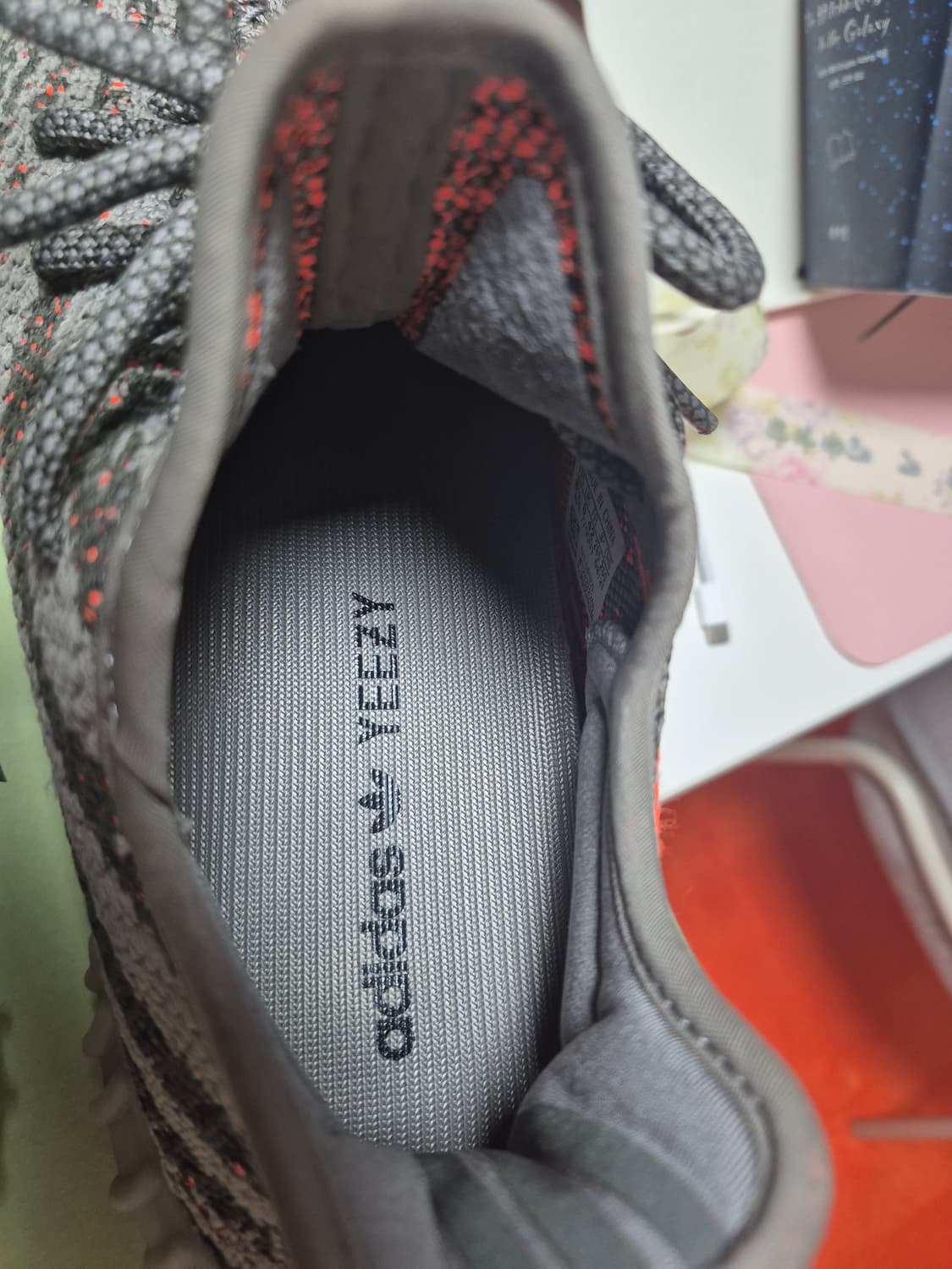 아디다스 이지부스트 350 V2 벨루가 상품이미지3