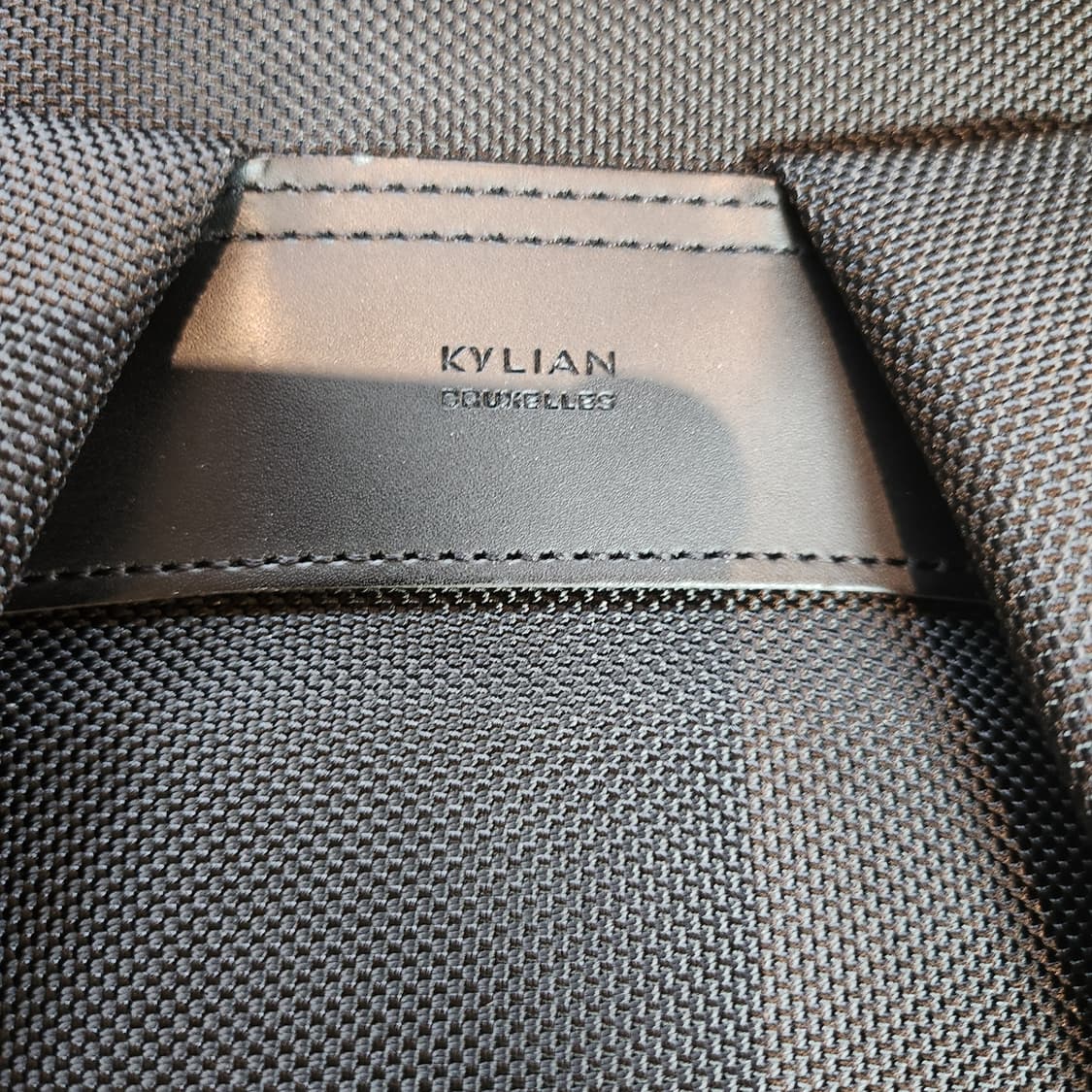 “깔끔한 간지💼 KYLIAN 올블랙 백팩”
 상품이미지4