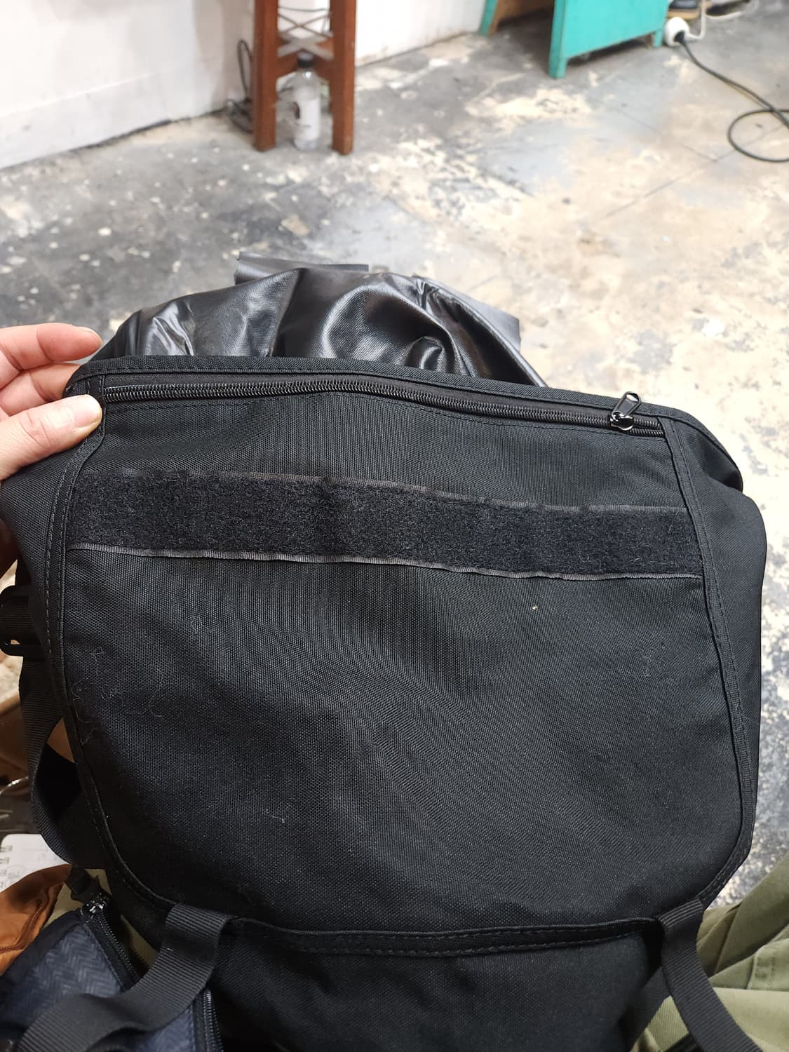 칼하트 블랙 메신저 백
​
 상품이미지5