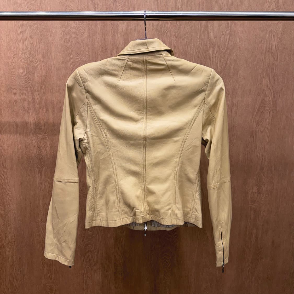 막스앤코 레더 자켓 입체 절개 소매 지퍼 디테일 슬림핏 베이지 상품이미지3