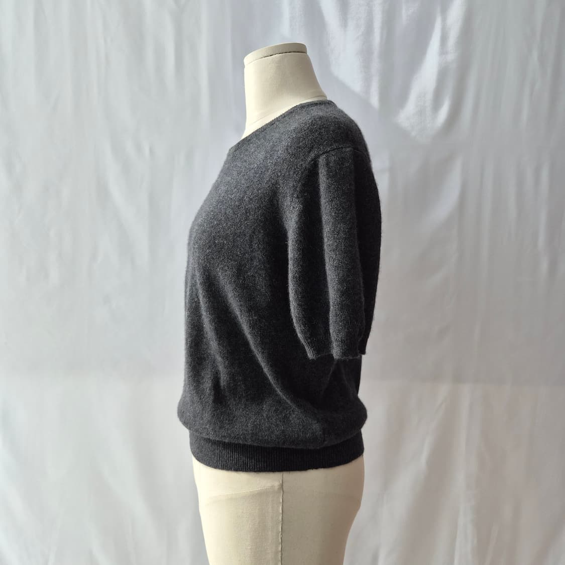 차콜그레이 캐시미어 100 반팔 니트 상품이미지2