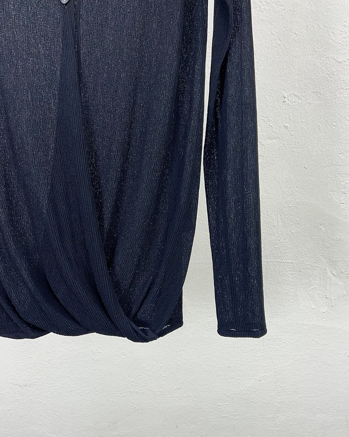 트랜짓 블랙 리브 비스코스 드레이프 메쉬 카라 넥 셔츠 상품이미지5