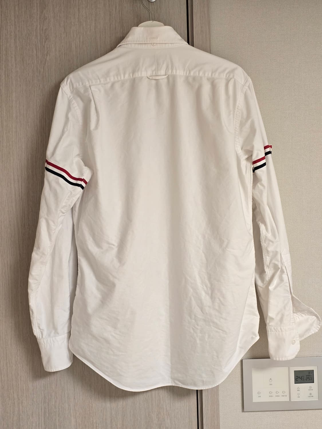 톰브라운 삼선 암밴드 셔츠 3 상품이미지7