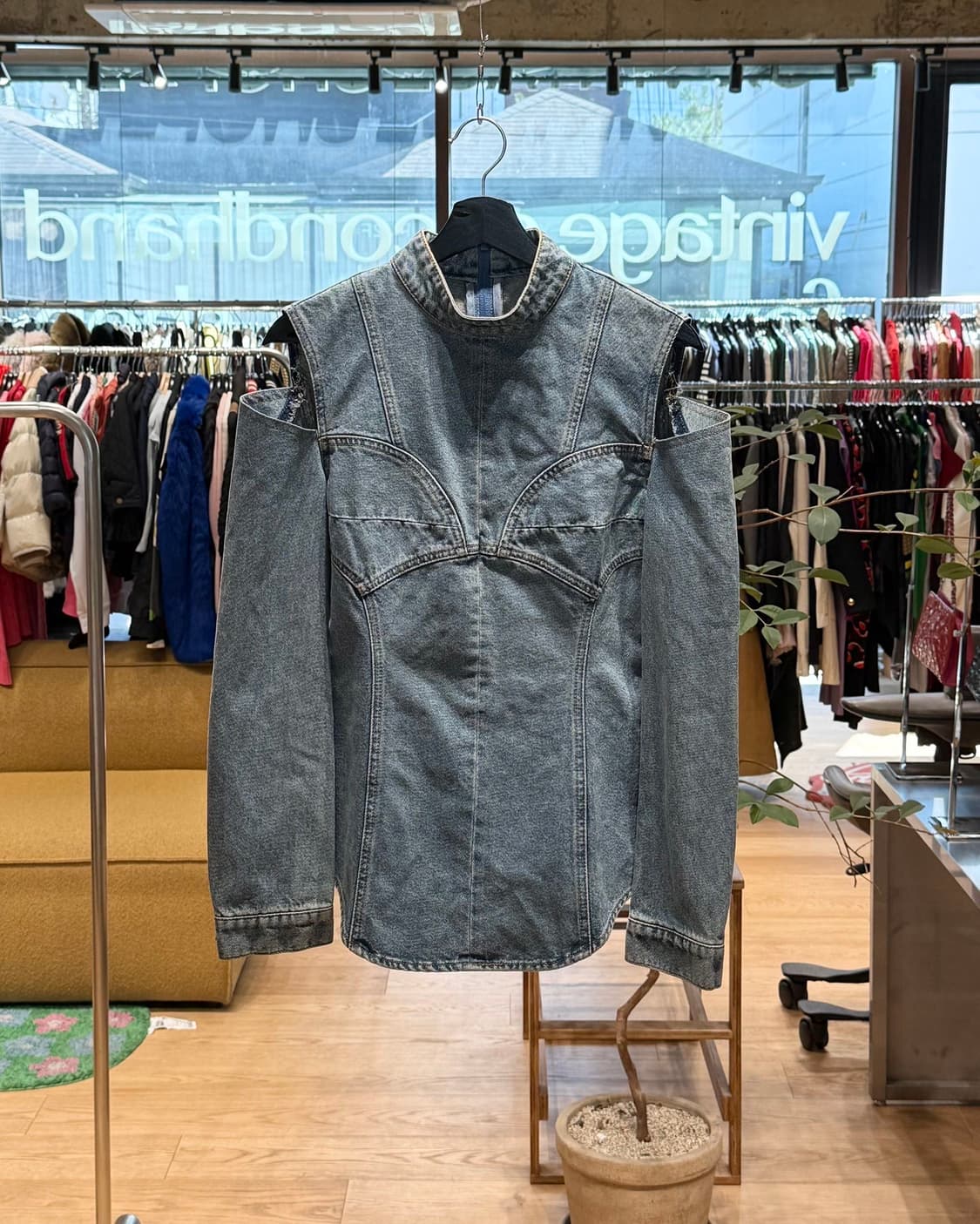 준지 데님 숄더 컷아웃 탑 상품이미지1