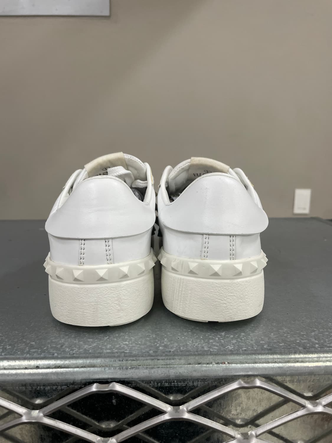 발렌티노 락스터드 스니커즈 37 상품이미지3