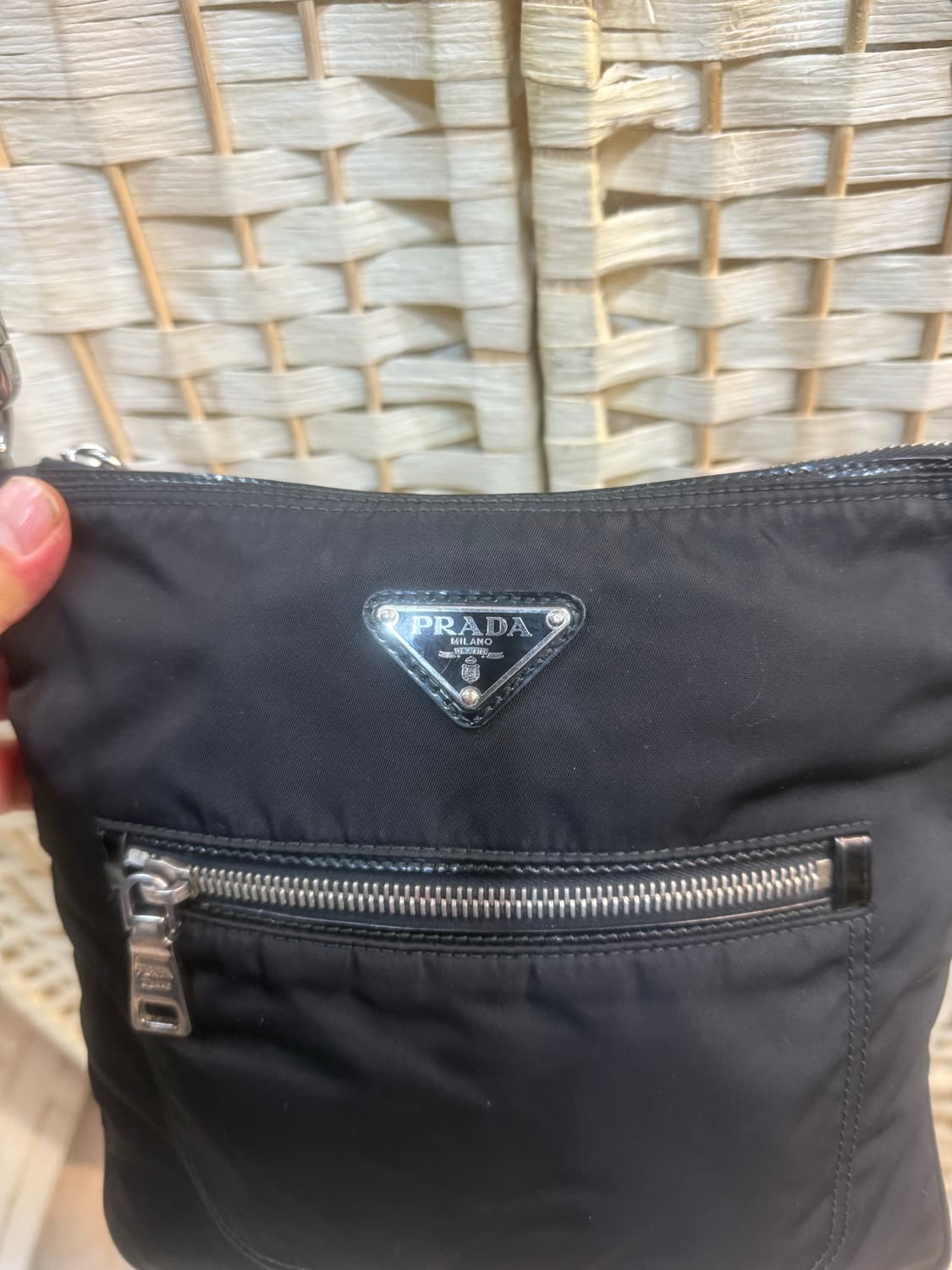 정품 프라다 나일론 크로스백 팝니다 상품이미지2