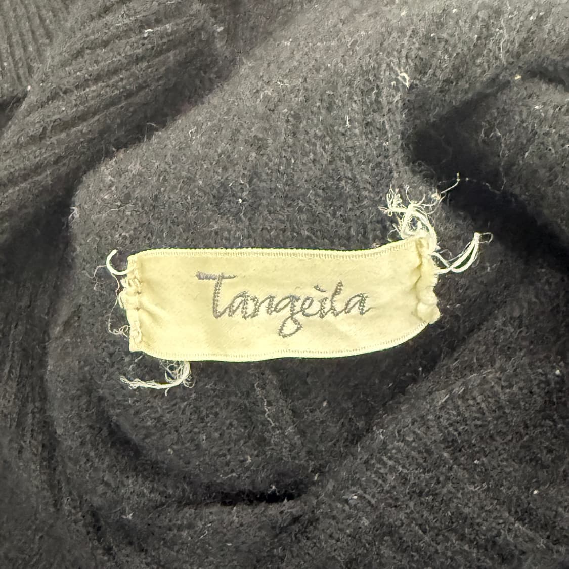 TANGELIA 블랙 하이넥 루즈니트 상품이미지6