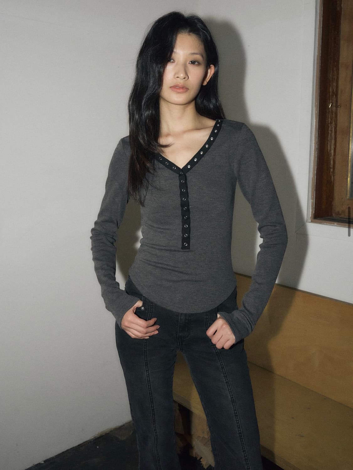 헬레네파리스 스냅 네크라인 롱 슬리브 차콜 상품이미지2