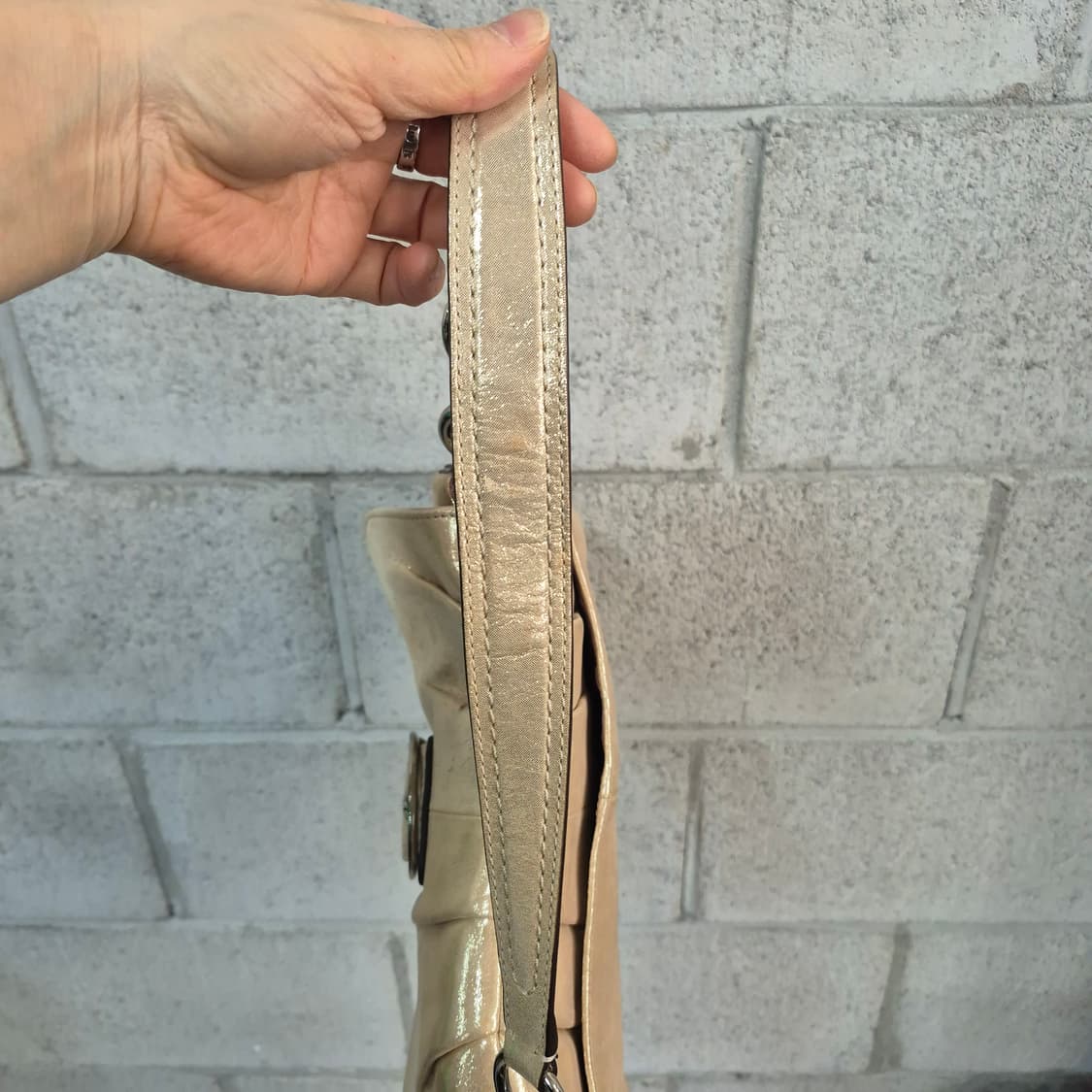 코치 메탈릭 소호 버클쇼퍼백 상품이미지7