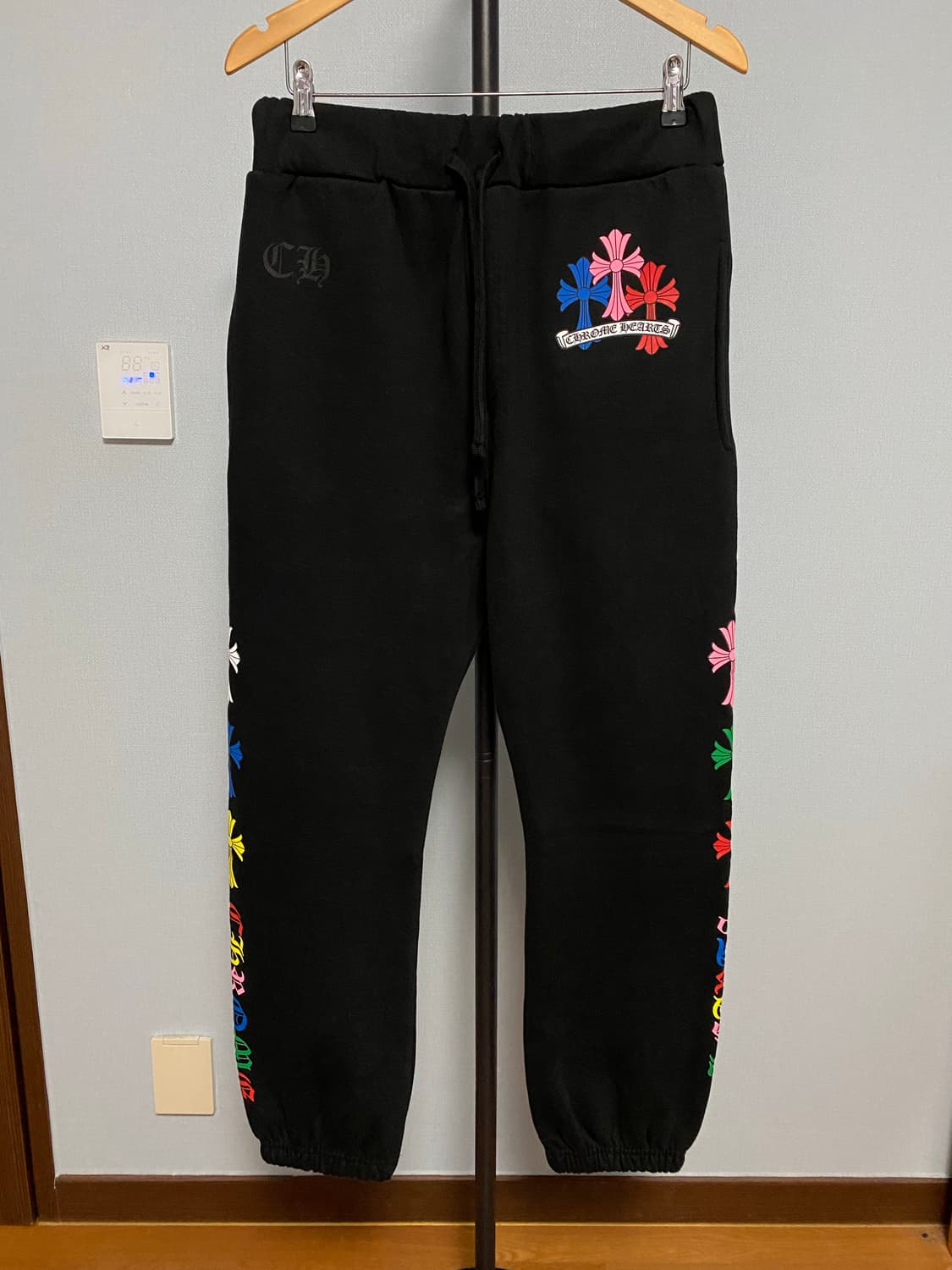 [S] 크롬하츠 크로스 스웨트팬츠 블랙 멀티컬러 상품이미지1