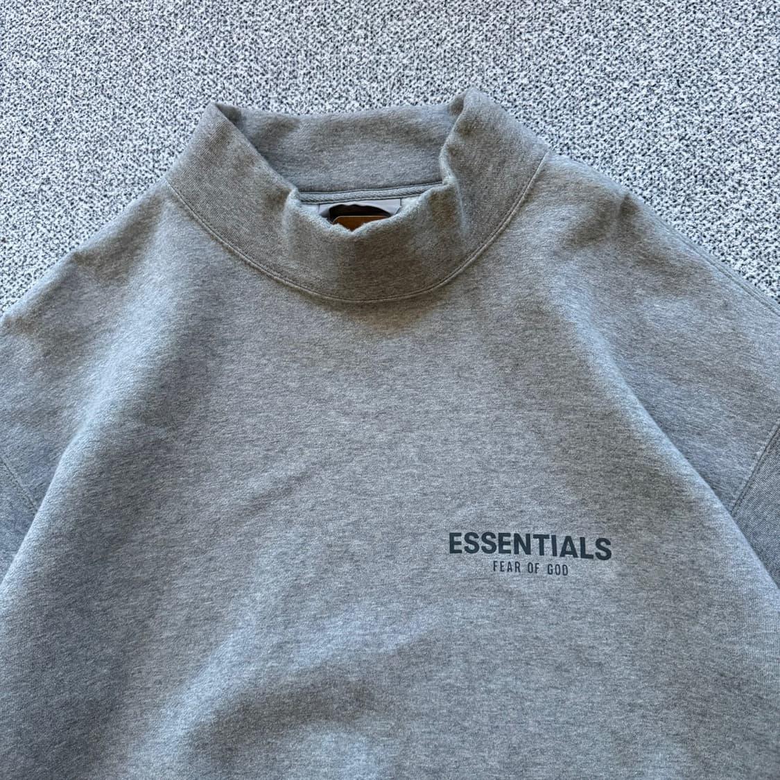 에센셜 모크넥 맨투맨 상품이미지2