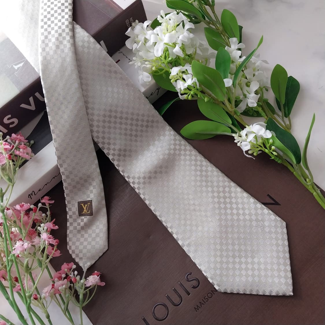 루이비통 실크 그레이 다미에 패턴 넥타이 9cm A+등급 K1769
 상품이미지2