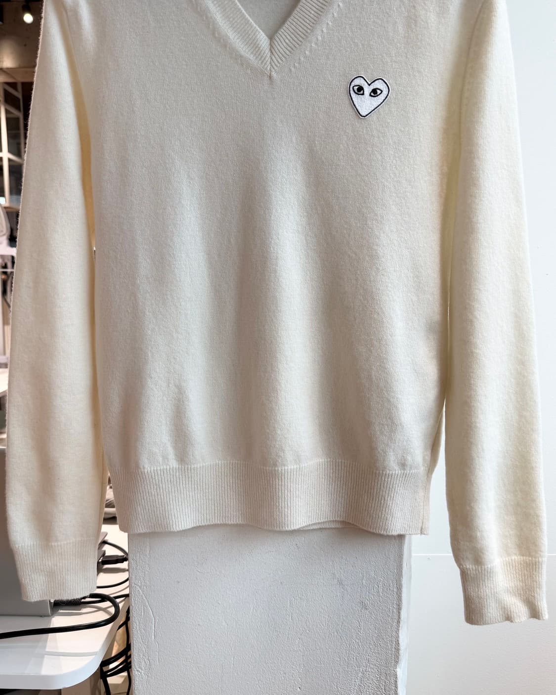 꼼데가르송 플레이 아이보리 화이트와펜 브이넥 니트  상품이미지6