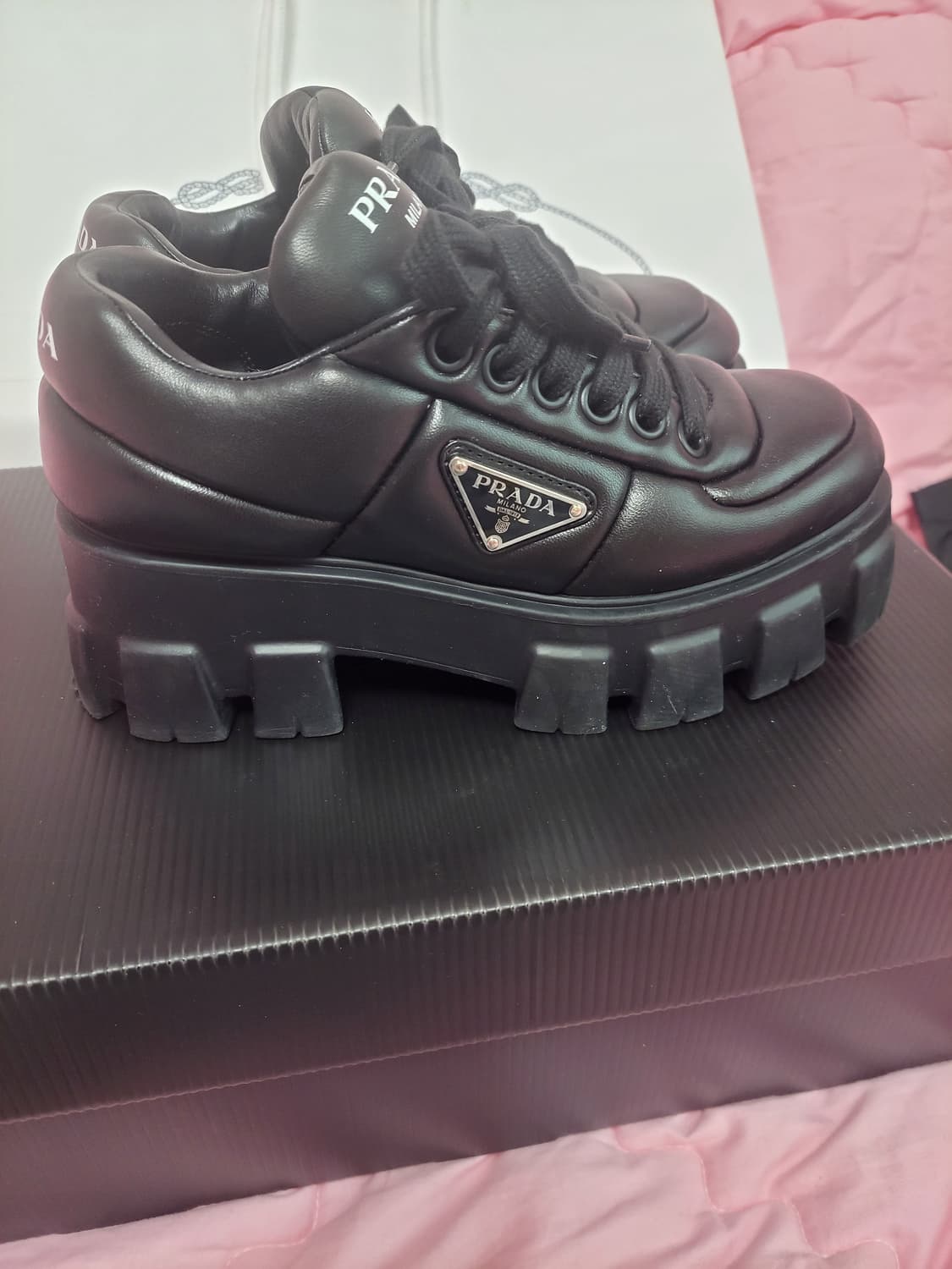 정품)급처3번신고명품세탁완료!프라다 삼각로고 나파 패딩 가죽스니커즈운동화 상품이미지5