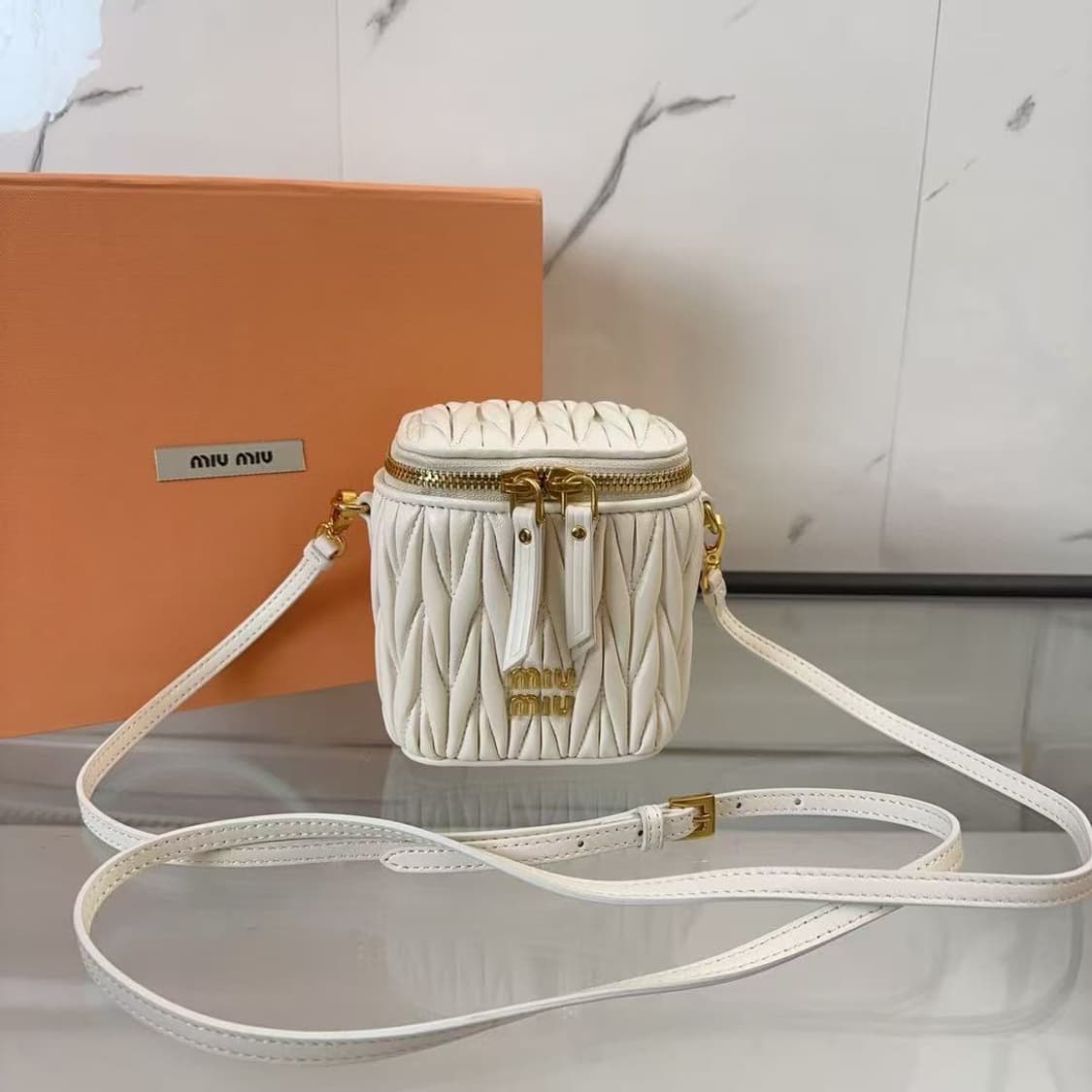 미우 미우 마테라쎄 나파 레더 미니 파우치 알라바스터 상품이미지1