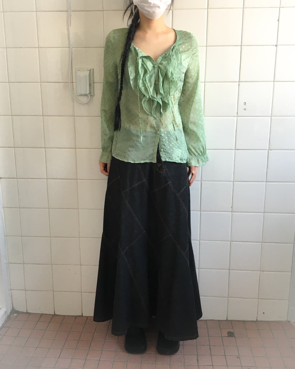 Dot pattern ruffle glossy shirt 상품이미지1