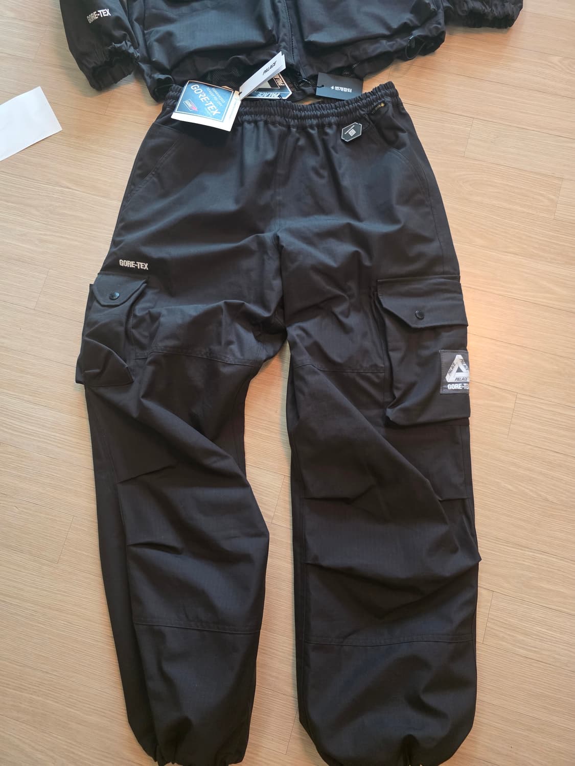 팔라스 고어텍스 블랙 자켓 +카고바지 새제품 상품이미지3