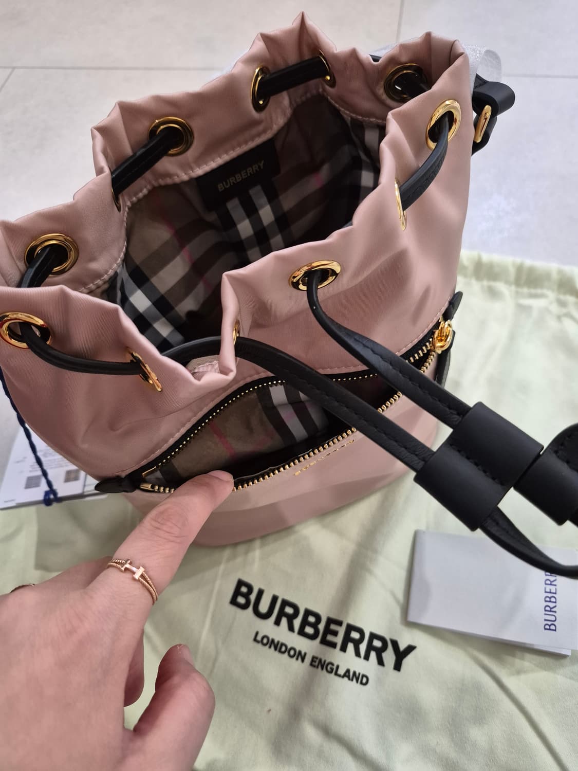 새상품))버버리 25FW 미니 드로스트링 복조리백 상품이미지9