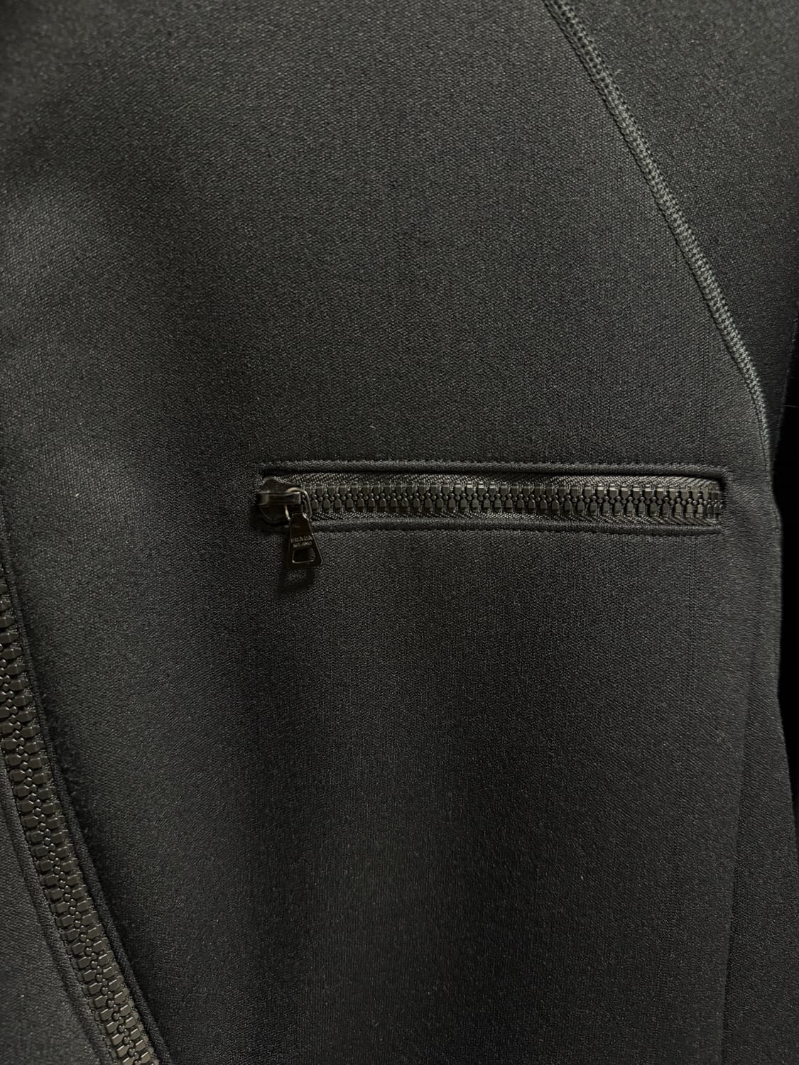 프라다 커브드 하이넥 집업 자켓 상품이미지4