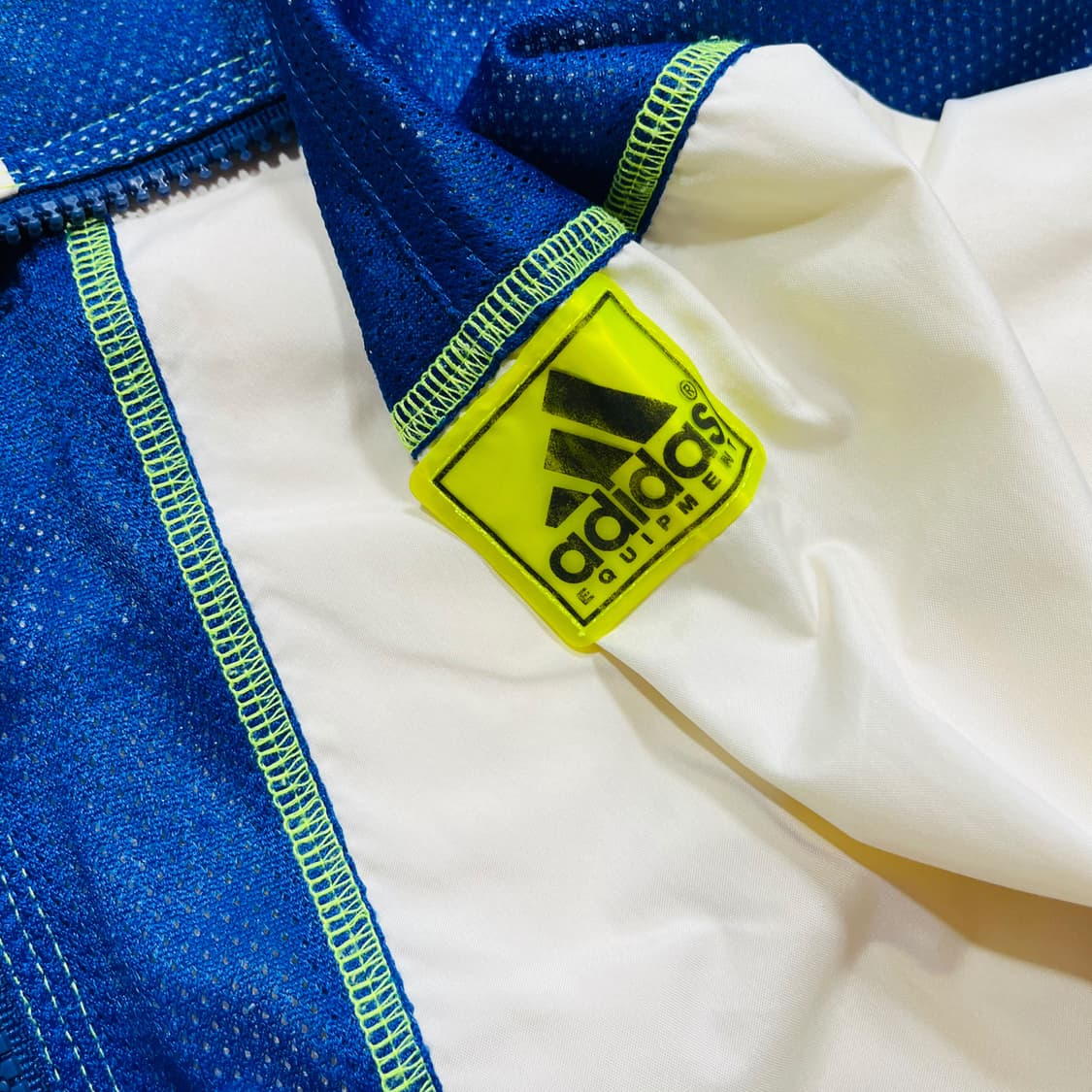 아디다스 90s 이큅먼트 오버 메쉬 디테일 윈드브레이커 상품이미지5