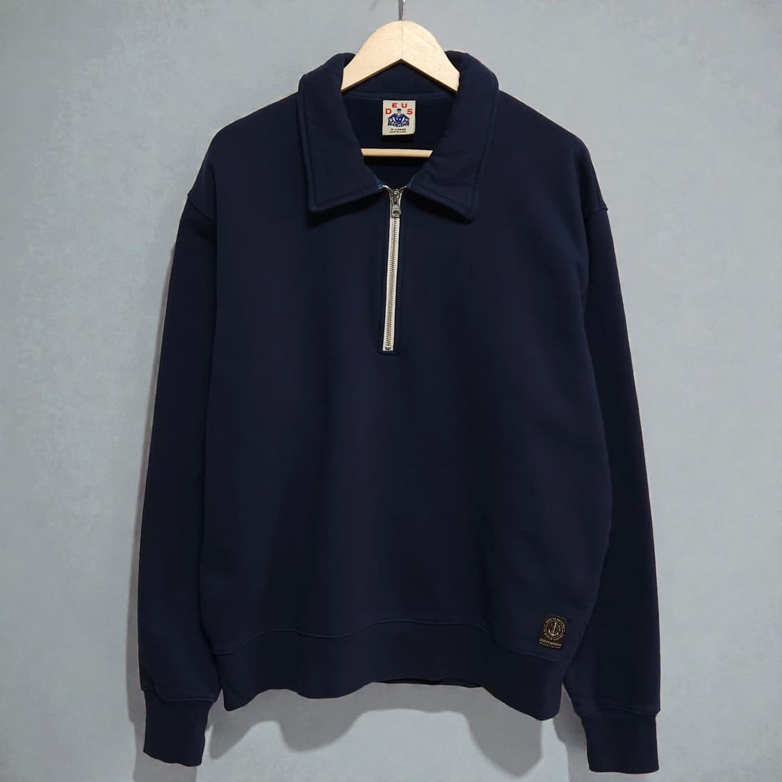 110)DEUS 데우스 엑스마키나 반집업 스웻 맨투맨 네이비 상품이미지1