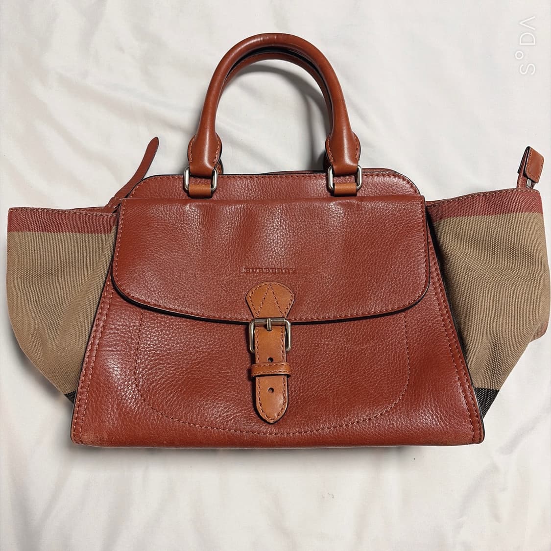 버버리 브라운 레더 캔버스 토트백 상품이미지1