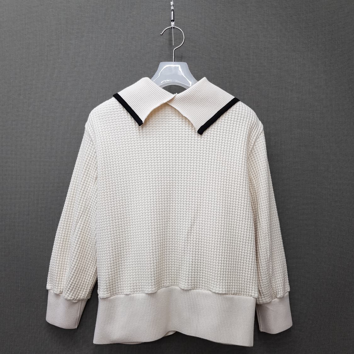 한섬 SJSJ 2022 블랙 파이핑 카라 니트 가디건 76-90-155 상품이미지5