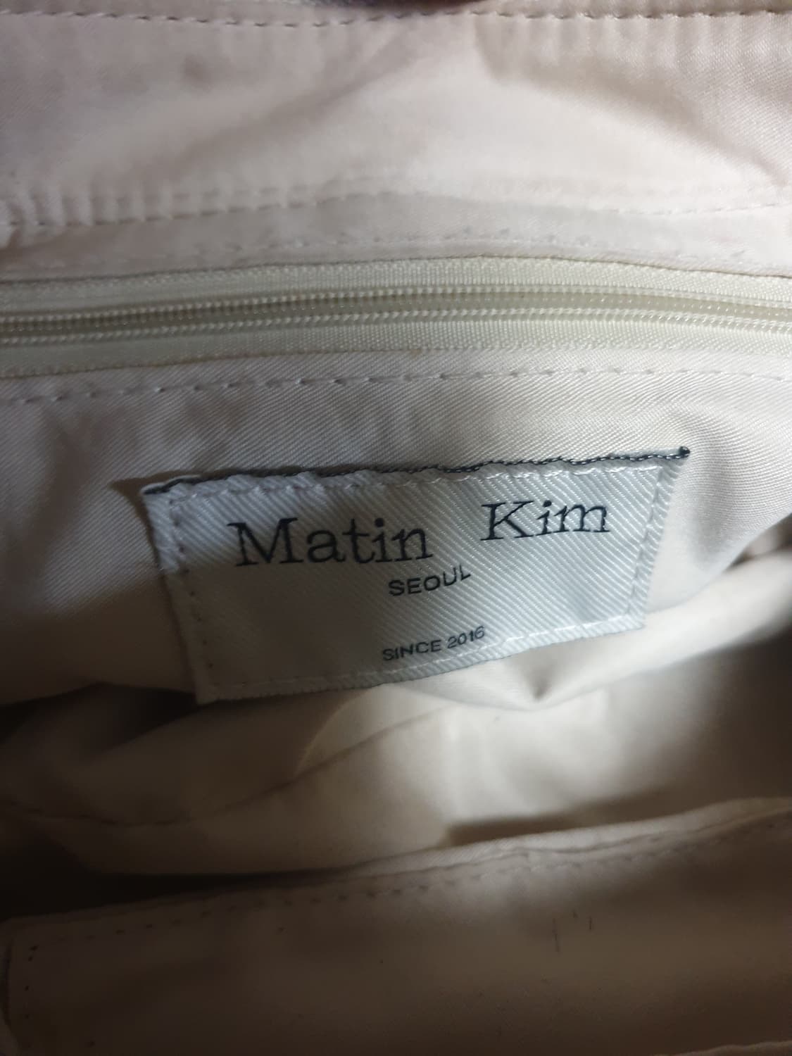 (24s)마뗑킴 마들렌 나일론 라운드 숄더겸 크로스백 라이트베이지 상품이미지4