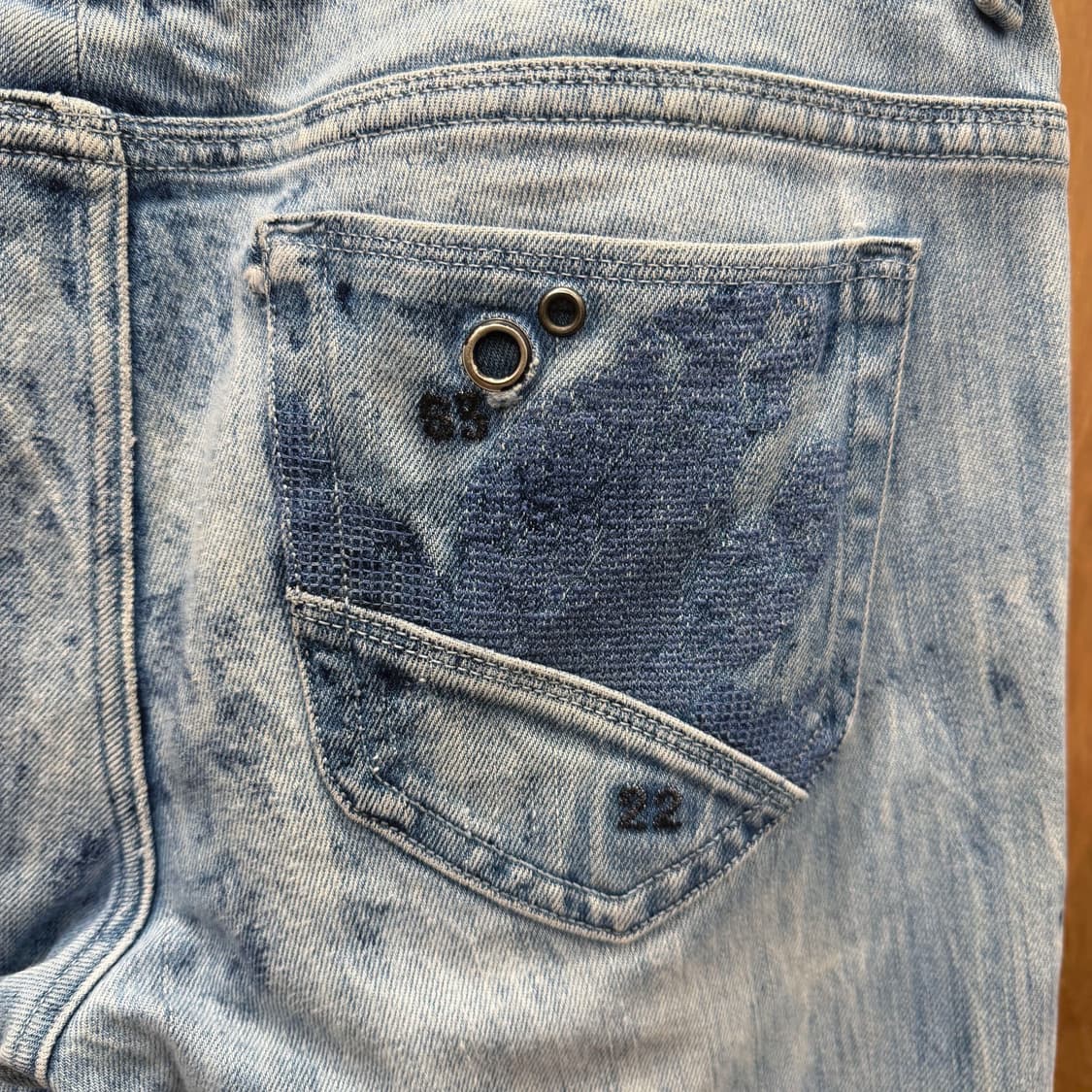 디젤 데님 팬츠 빈티지 워싱 페이딩 백 포켓 패치워크 아일렛 디테일 연청 상품이미지6