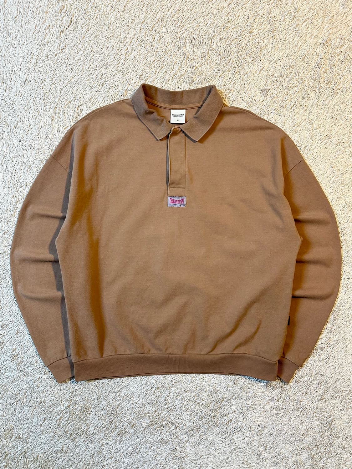 디스이즈네버댓 패치로고 카라 맨투맨 브라운 상품이미지1