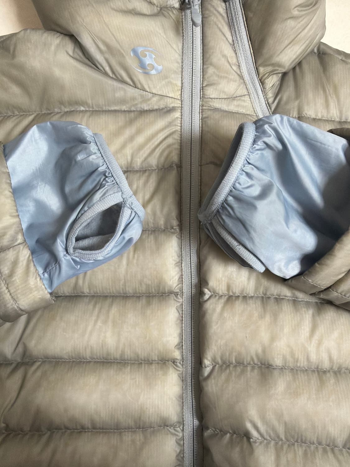 산산기어 서픽스 푸퍼 자켓 그레이 25fw 상품이미지3