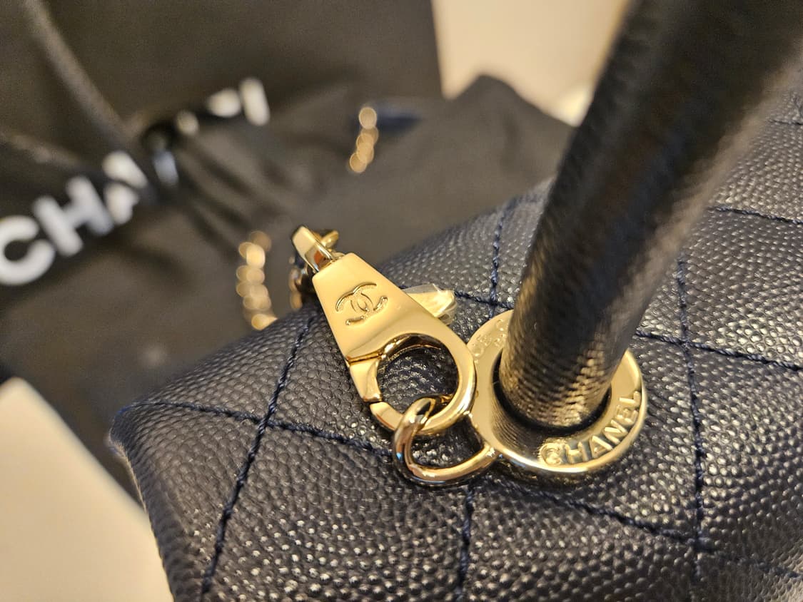 샤넬 코코핸들 스몰 네이비 금장 풀박 상품이미지5