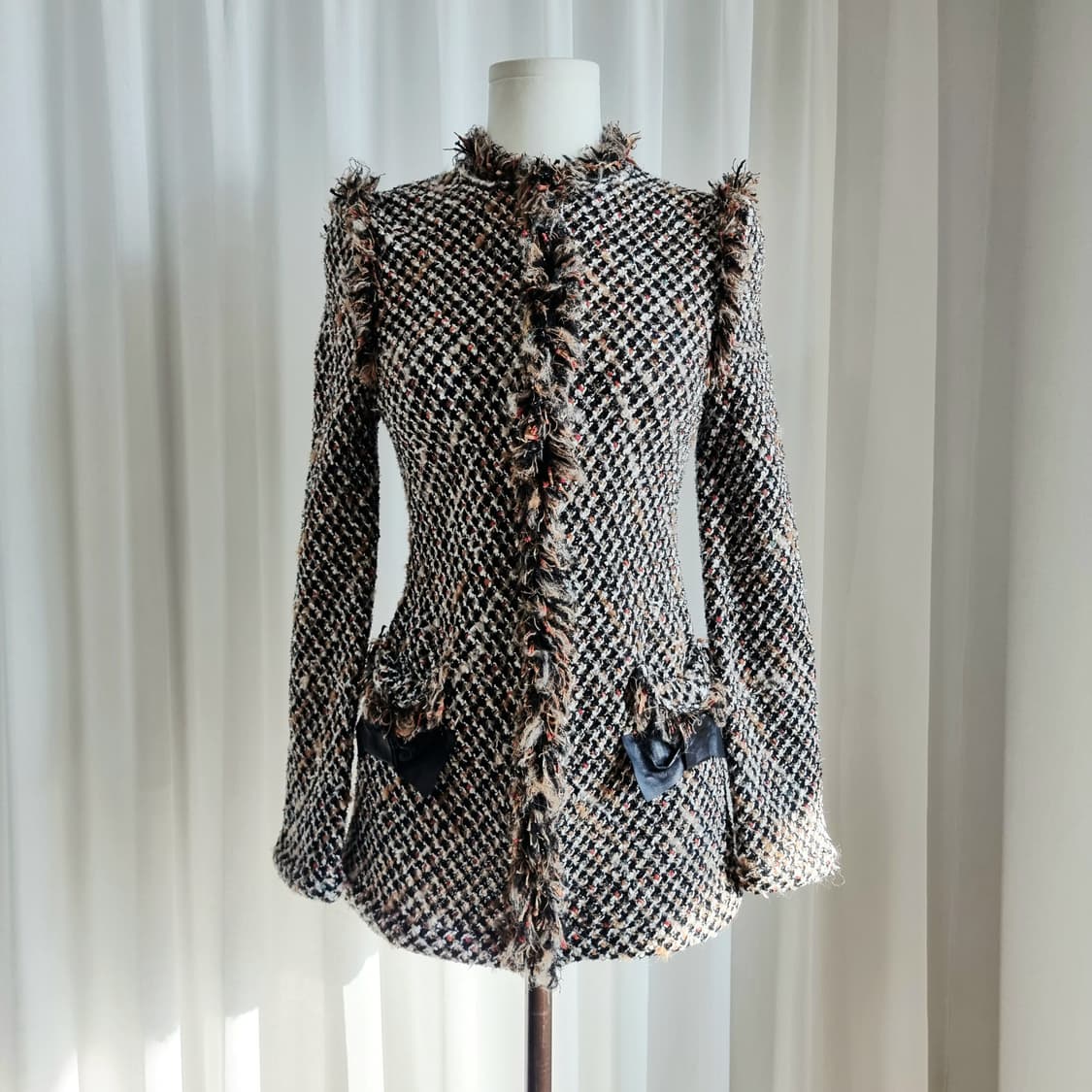 랑방컬렉션 테슬장식 블랙글리터 트위드 자켓 (44-55) 미시착새상품 상품이미지1