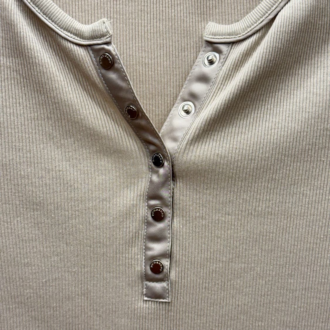 버버리 런던 반팔 티셔츠 골지 버튼 로고 디테일 슬림핏 베이지 상품이미지7