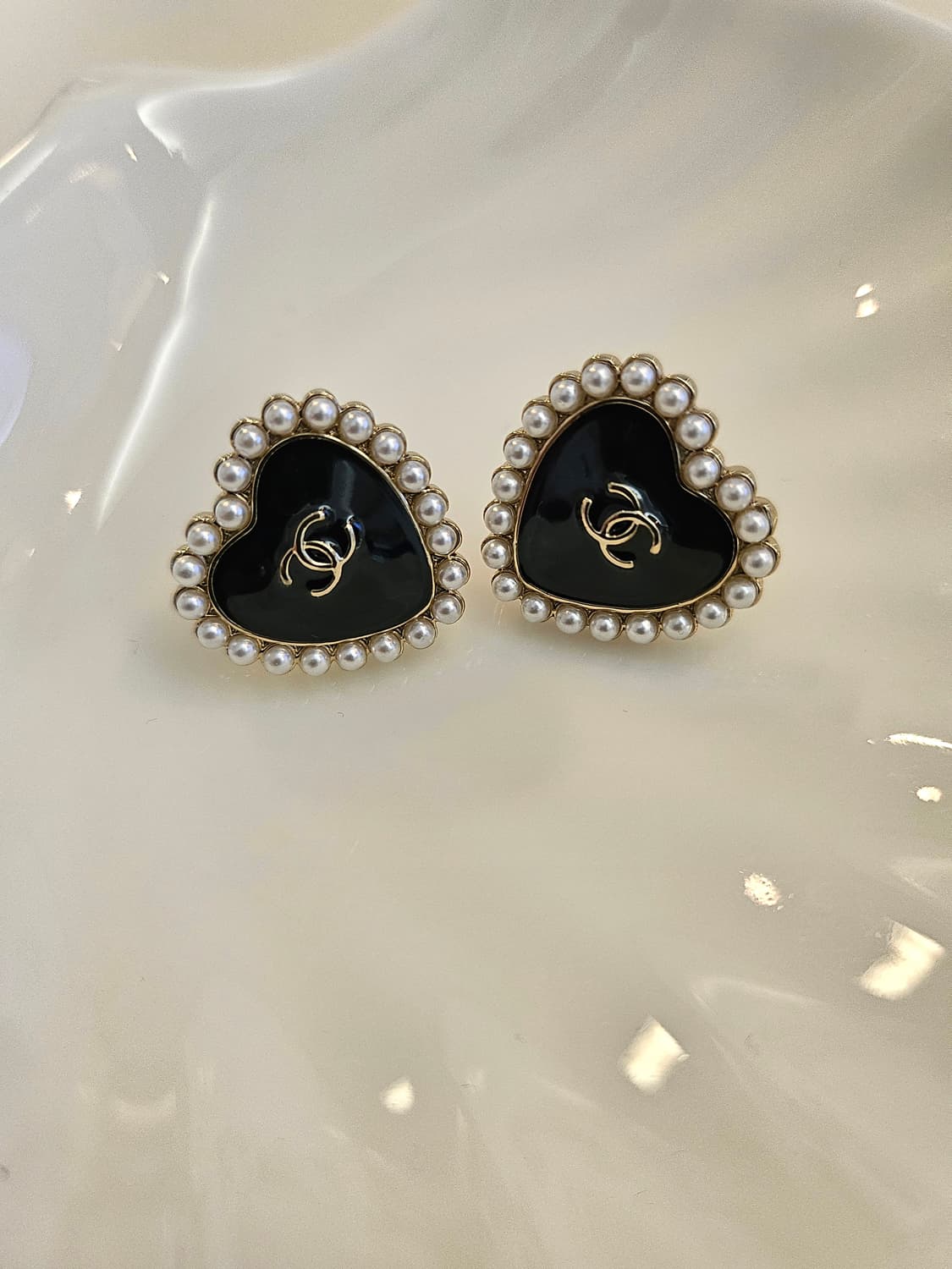 샤넬 블랙하트 진주장식 CC로고 귀걸이 업사이클링 상품이미지4