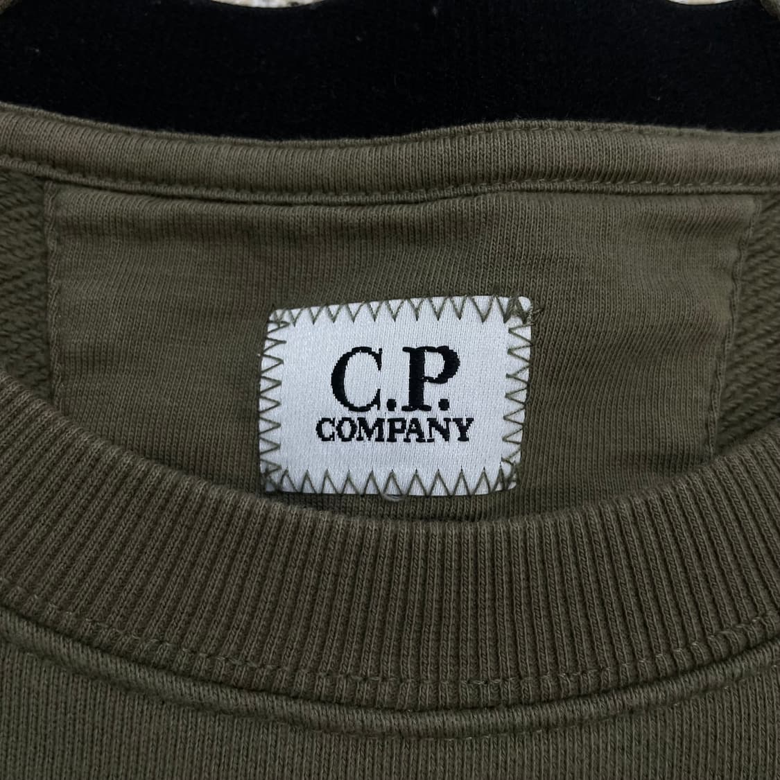 C.P 컴퍼니 렌즈 와펜 크루넥 맨투맨 카키 상품이미지4