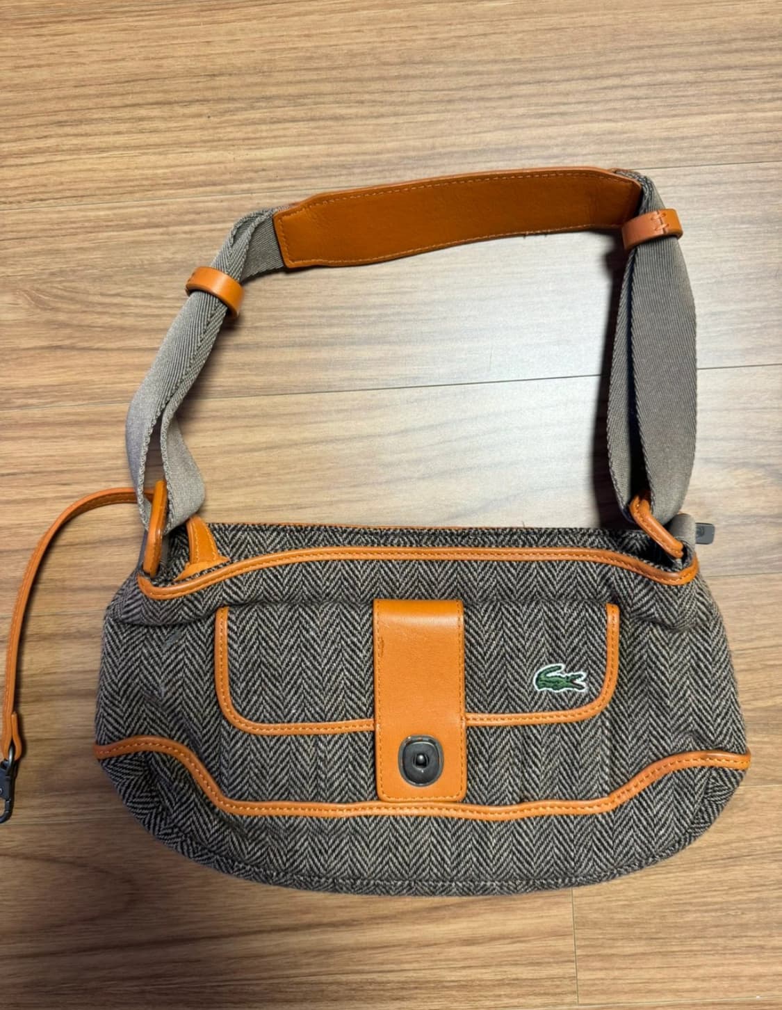 미사용 프랑스구매 라코스테 울 헤링본 숄더백 상품이미지1