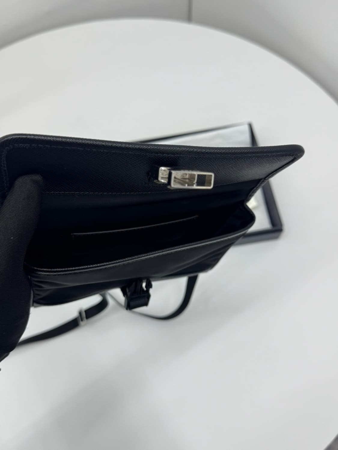 [백화점] 프라다 리나일론 앤 사피아노 레더 스마트폰 케이스  상품이미지8