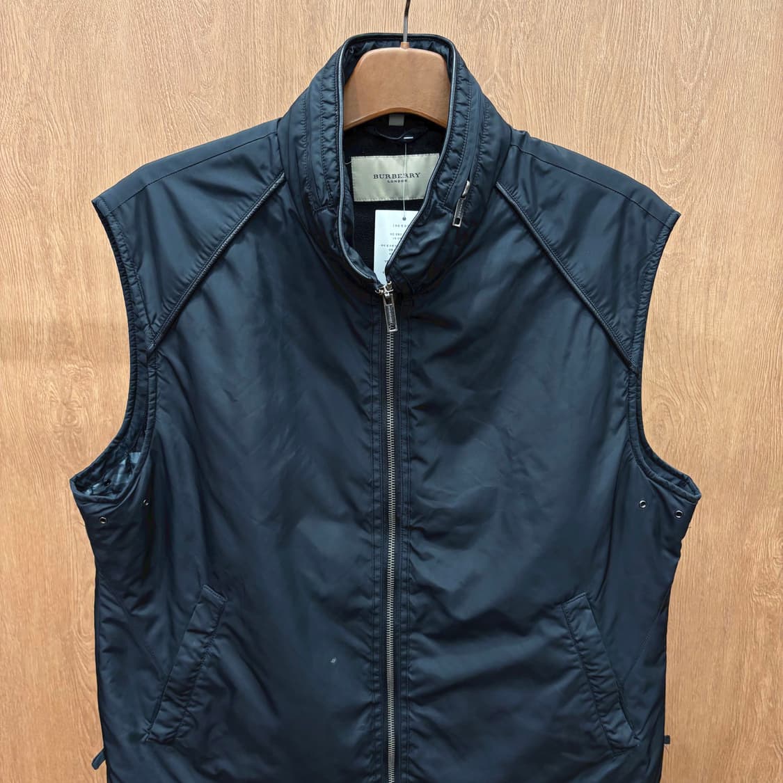 버버리 하이넥 경량 패딩 베스트 드로우 스트링 디테일 레귤러핏 블랙 상품이미지4