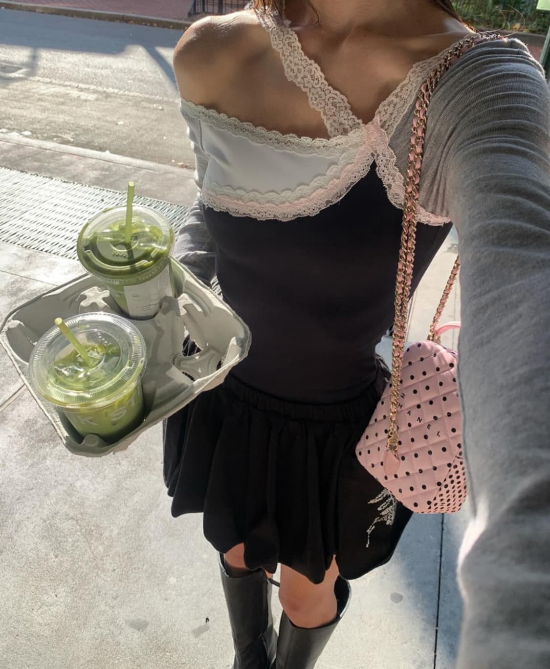 서쿠키 숄더 레이스 티 블랙 상품이미지1