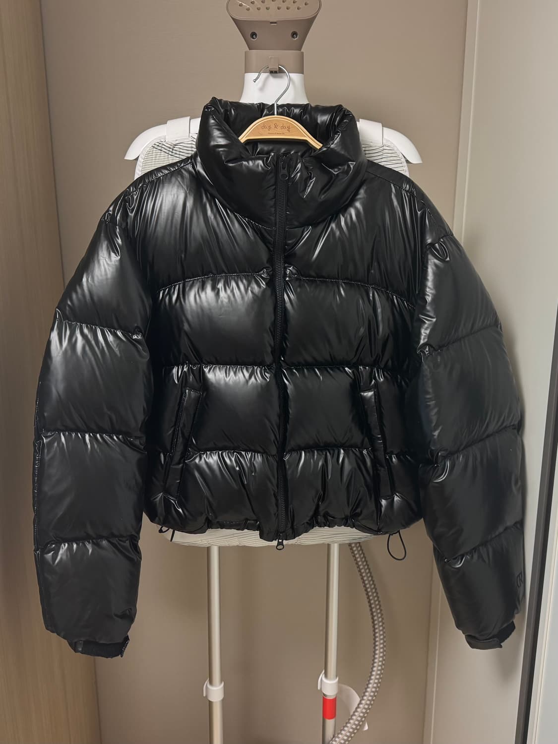 커렌트 숏 푸퍼 패딩 글로시 블랙 판매합니다 상품이미지4