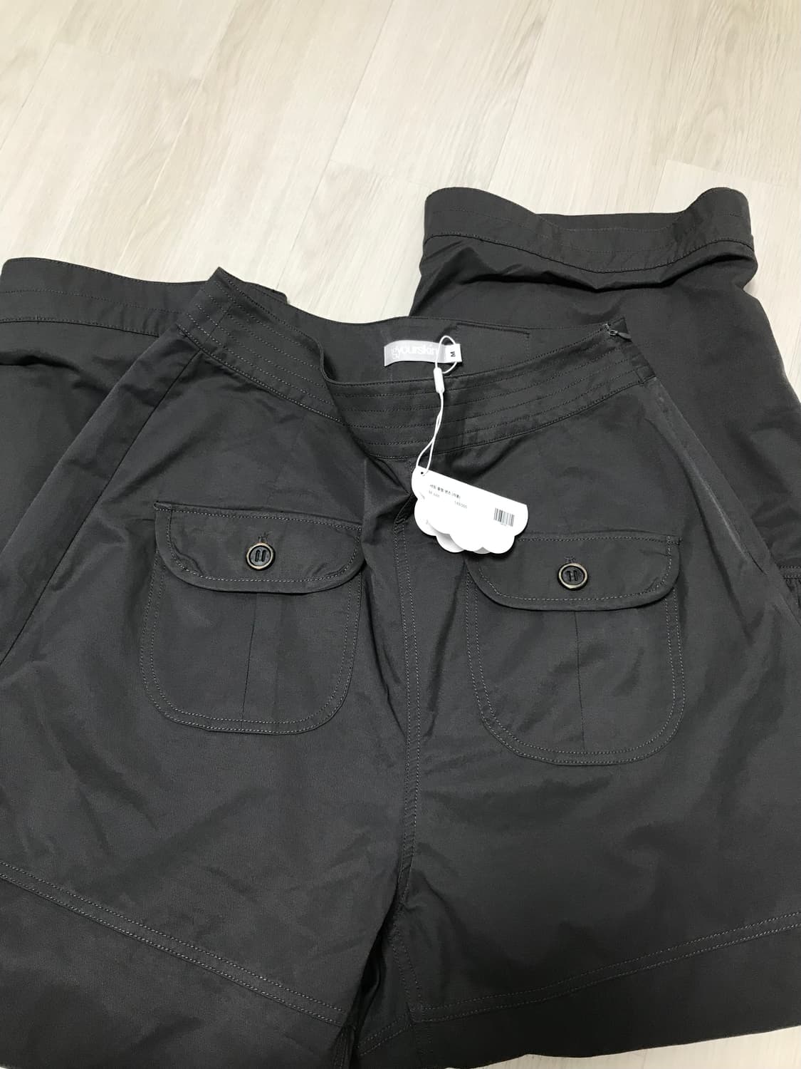 (새상품) 허그유어스킨 셔링 플랩 팬츠 차콜 m 상품이미지2