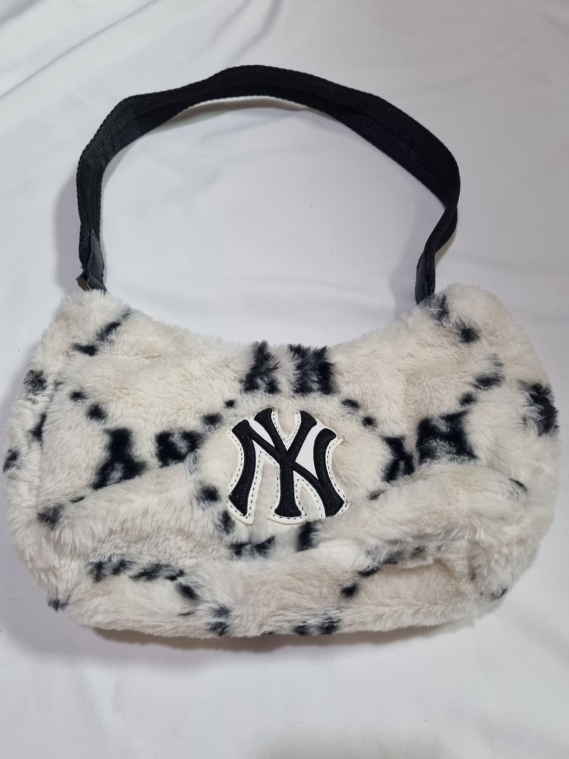 MLB 엠엘비 모노그램 퍼 호보백 상품이미지1