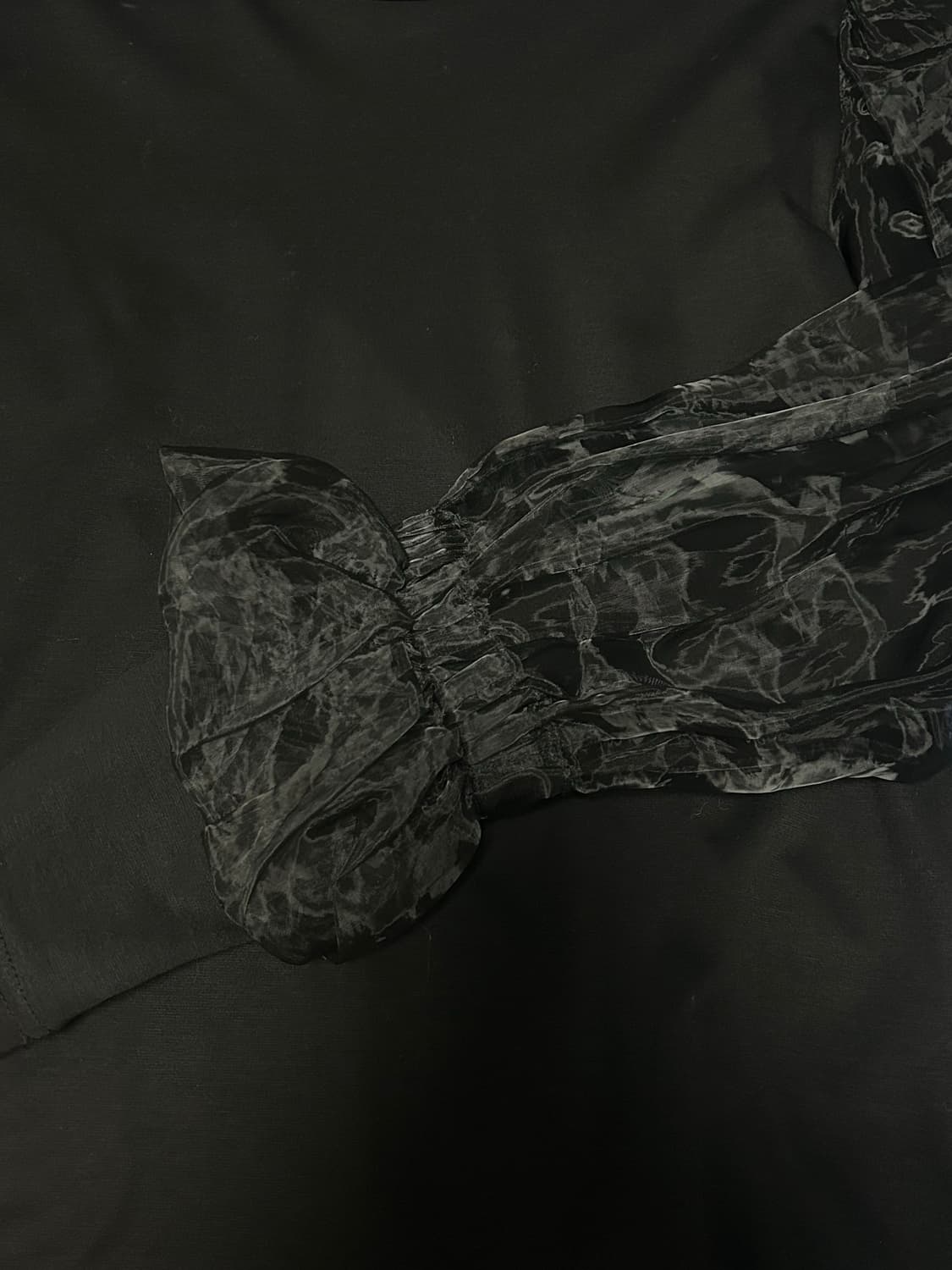 noir kei ninomiya 시스루 오간자 슬리브 탑 상품이미지3