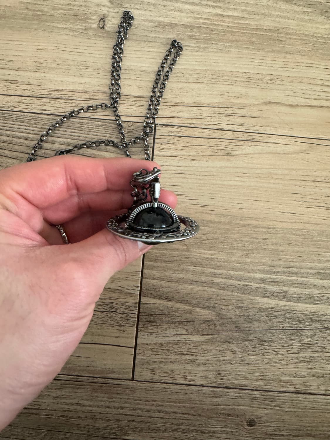 비비안 웨스트 우드 검정 목걸이 상품이미지2