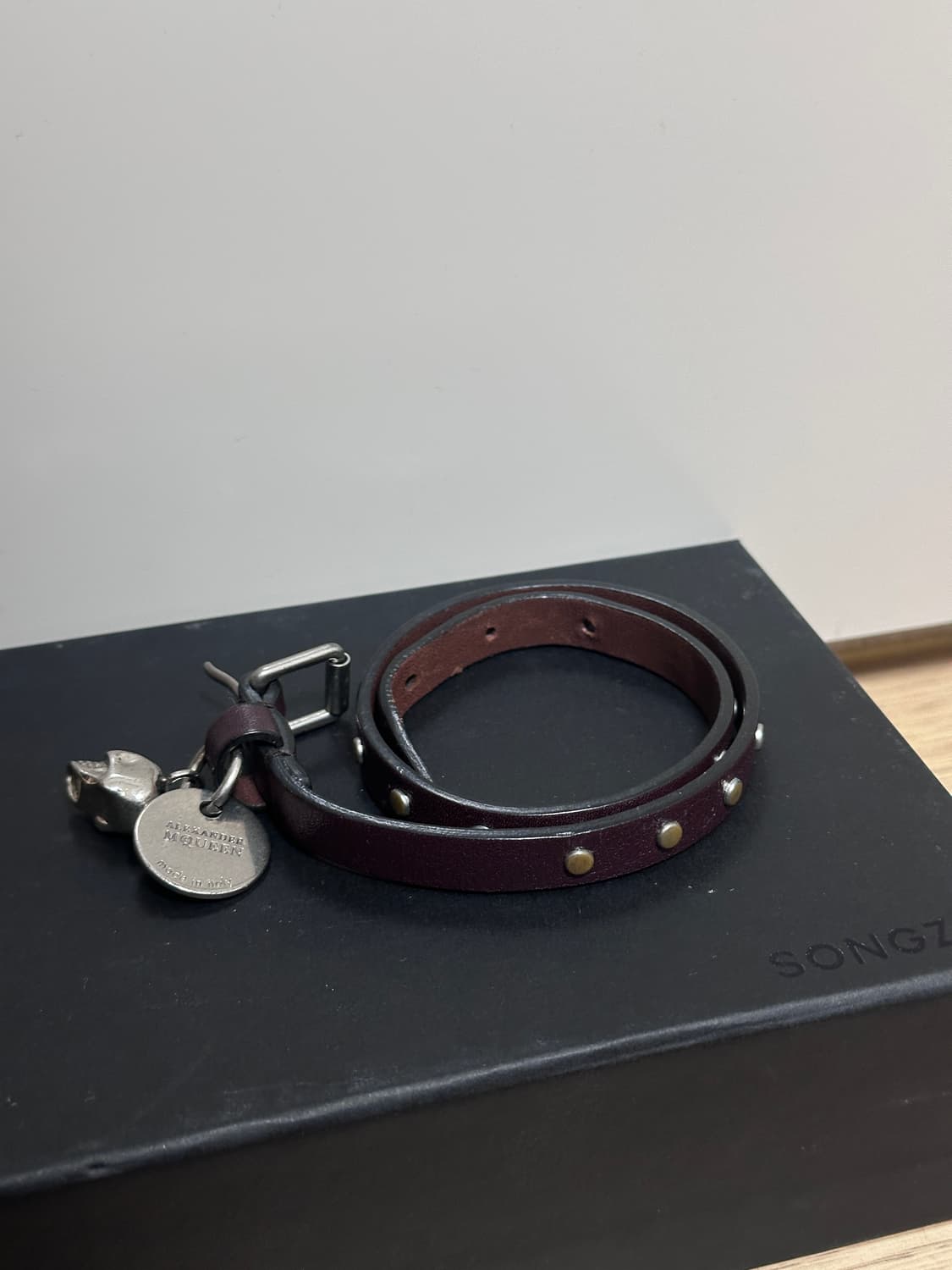 알렉산더 맥퀸 스컬 참 가죽팔찌 상품이미지1